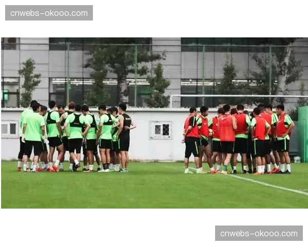 动态：因雨战可能，埃弗顿赛前重点演练湿滑场地定位球战术