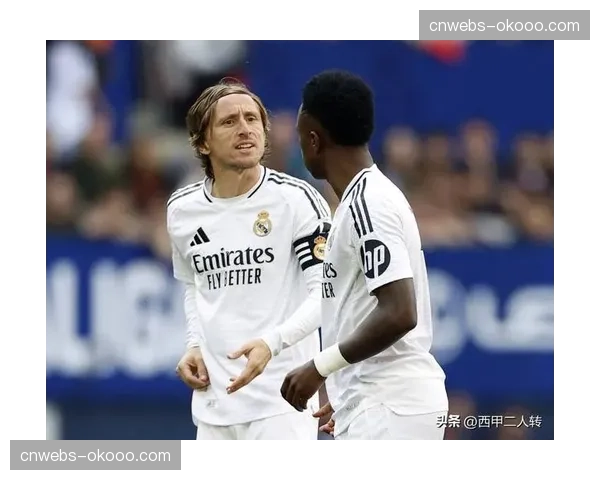 特写：老将莫德里奇替补登场策动绝杀，赛后获伯纳乌全场起立致敬。