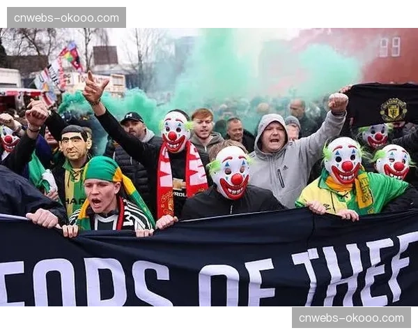 “特写：富勒姆老将威廉赛后向主场球迷致意，疑似告别演出”