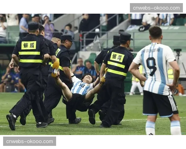 西班牙警方通报：成功处置一起发生在球场外的极端球迷冲突事件